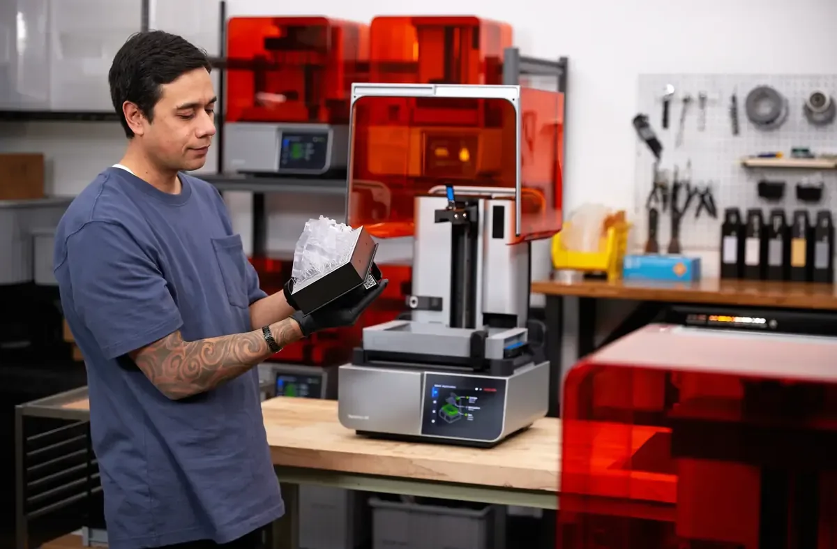 Stanowisko druku żywicznego Formlabs: drukarka Form 4, myjka i komora utwardzania