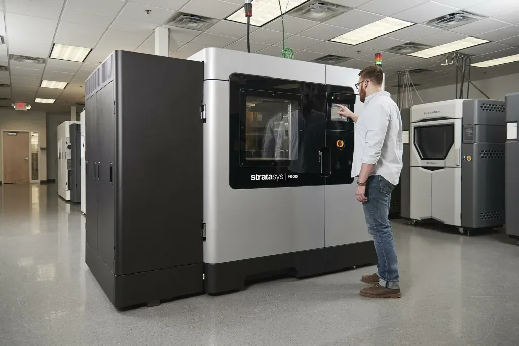 Drukarka Stratasys F900 w hali produkcyjnej