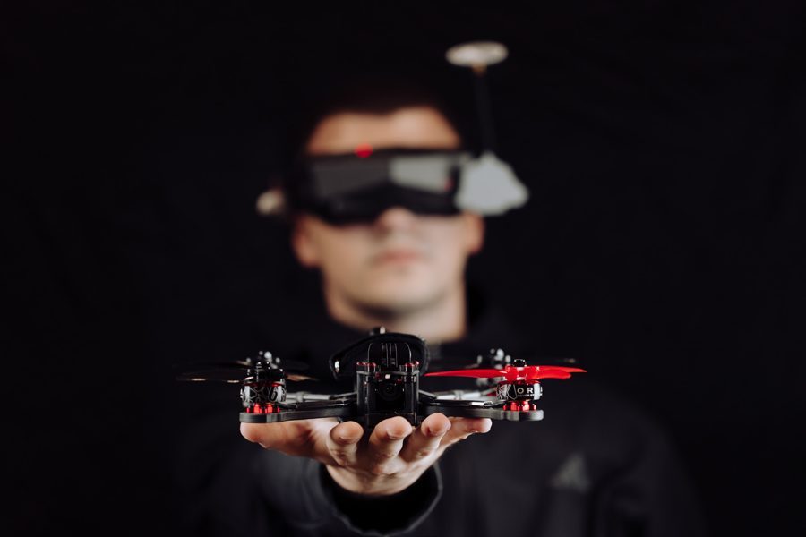 Pilot FPV z dronem wyścigowym ORQA