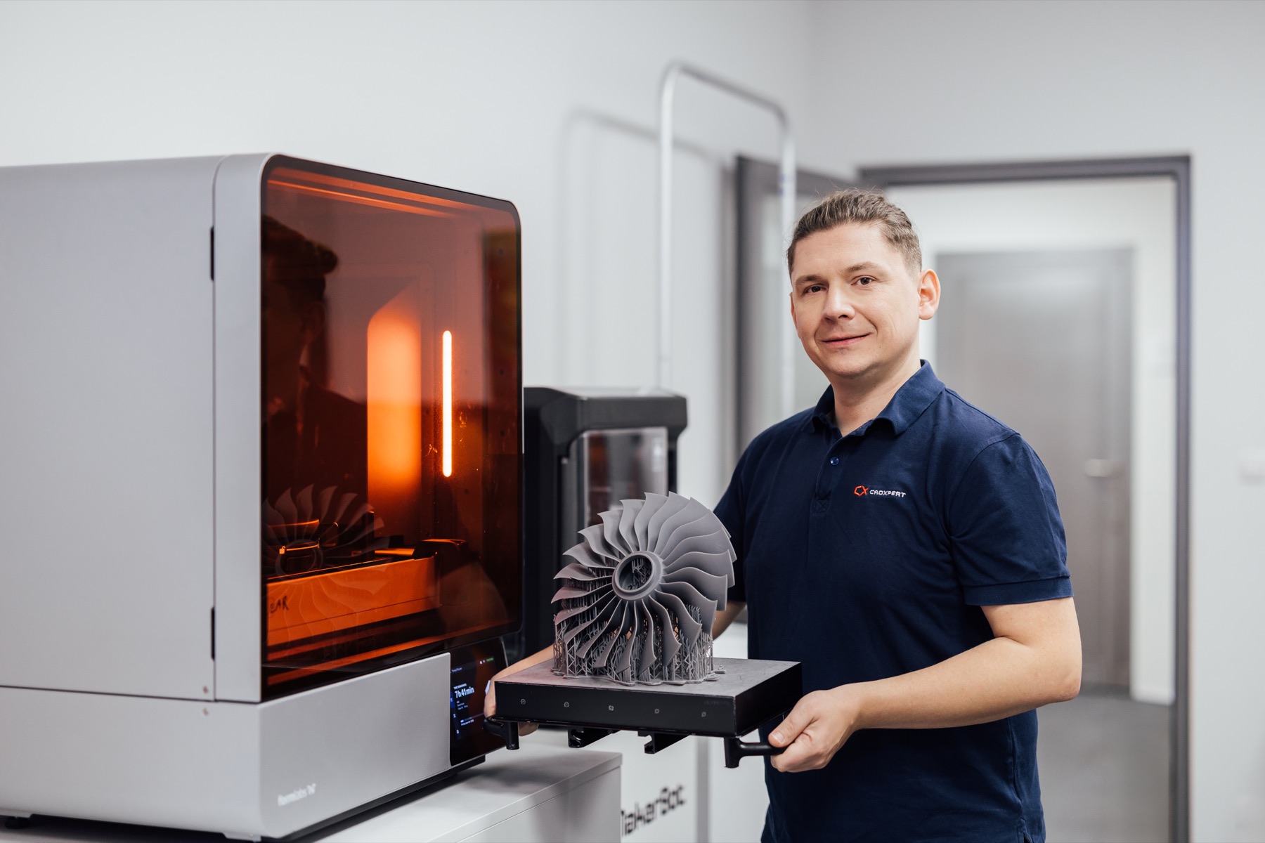 Inżynier CADXPERT z drukarką Formlabs Form 4 i wydrukowaną turbiną
