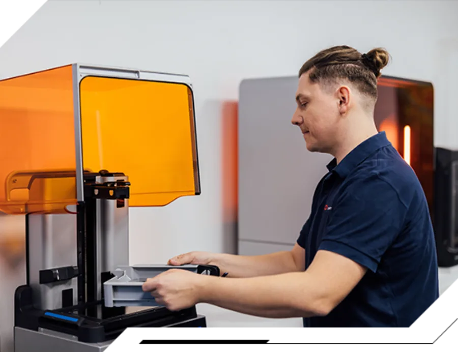 Operator przy drukarce Formlabs Form 4