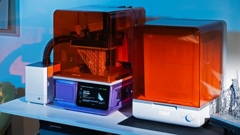 Pełne stanowisko: Form Studio 1 z Formlabs VOC Extractor i Form Studio Wash+Cure.