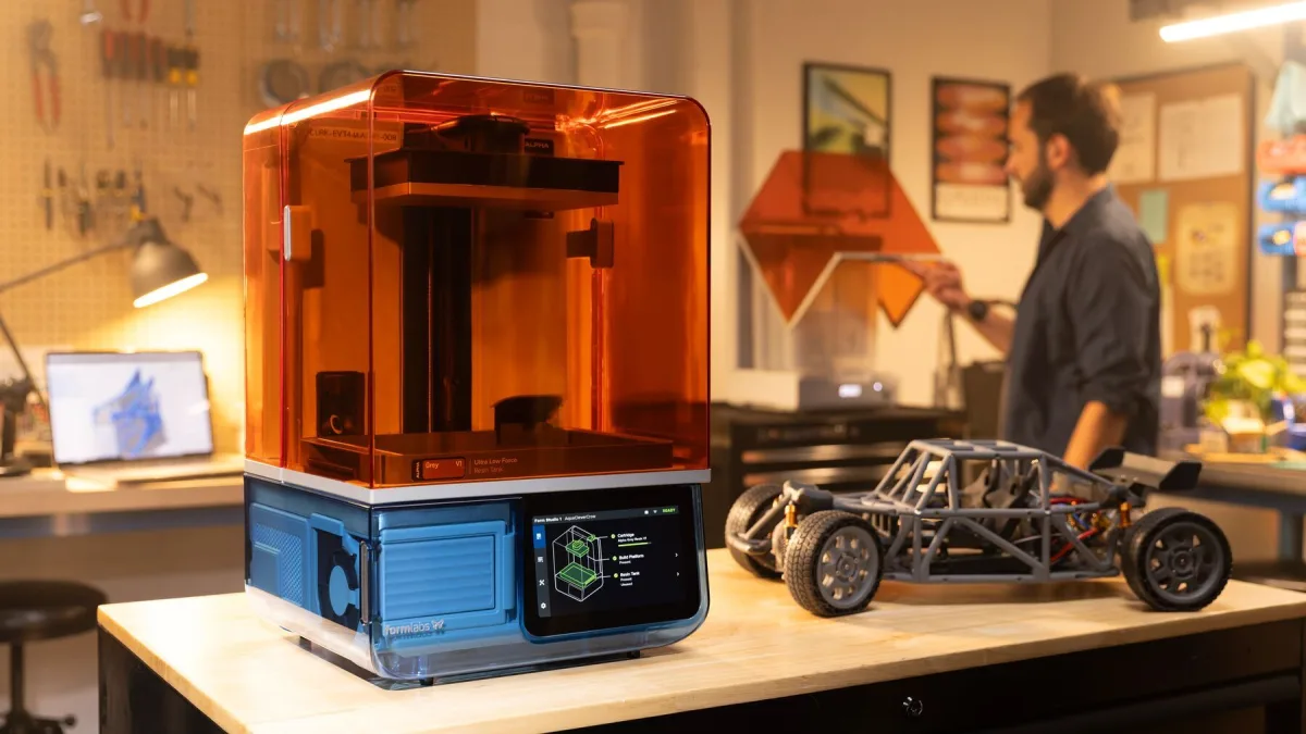 Formlabs Form Studio 1 w pracowni, obok wydrukowany model auta
