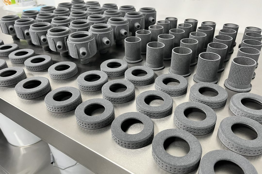 Czyszczone części z druku SLS, nylon PA12 (Formlabs Fuse)