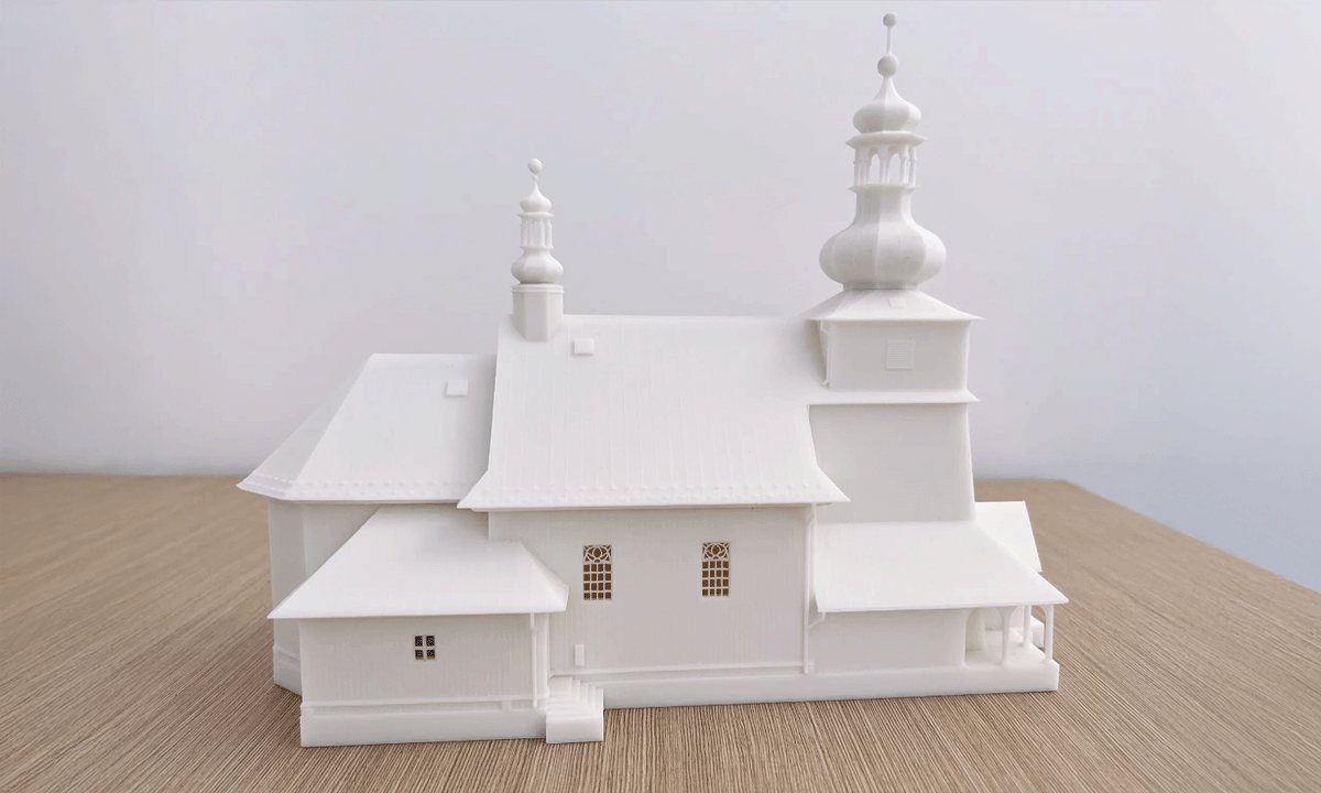 Biała makieta drewnianej cerkwi z druku 3D
