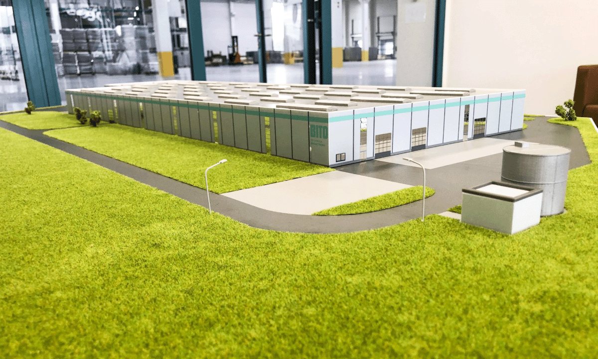 Makieta hali z odwzorowaną zielenią i infrastrukturą terenu