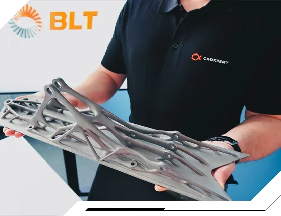 Inżynier CADXPERT z lekką częścią z metalu wydrukowaną na drukarce BLT