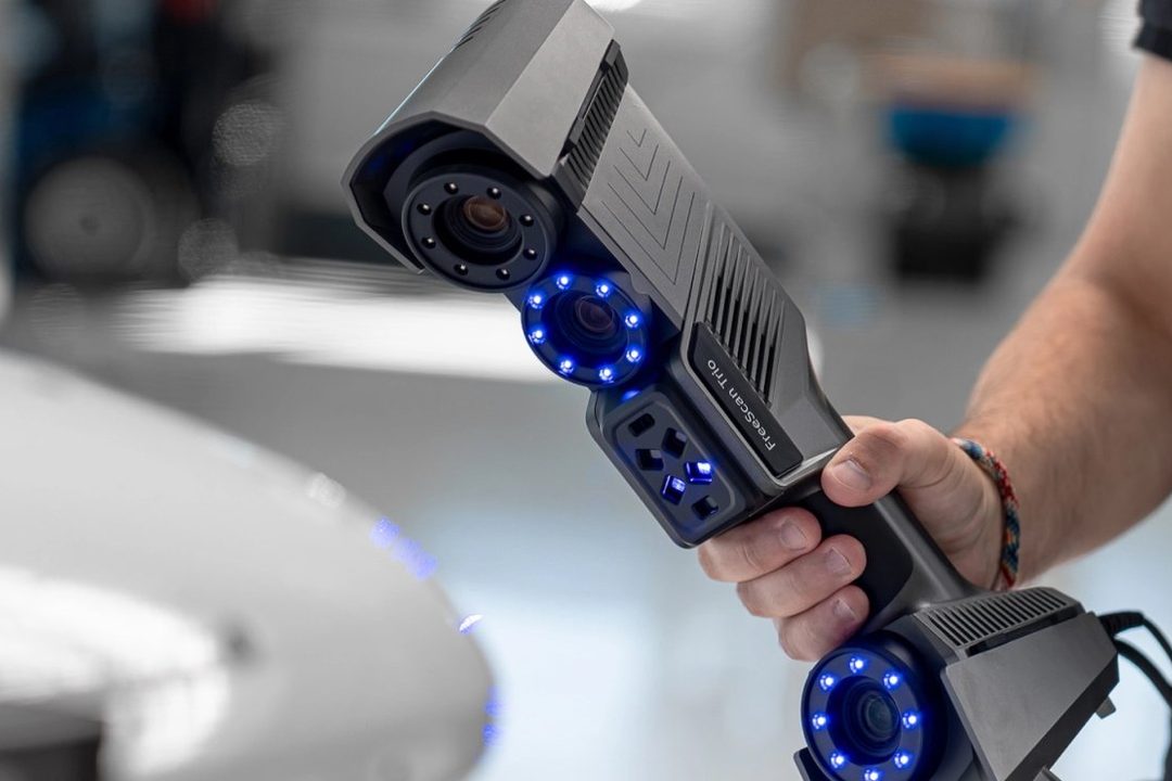 Ręczny skaner 3D podczas pracy przy komponencie