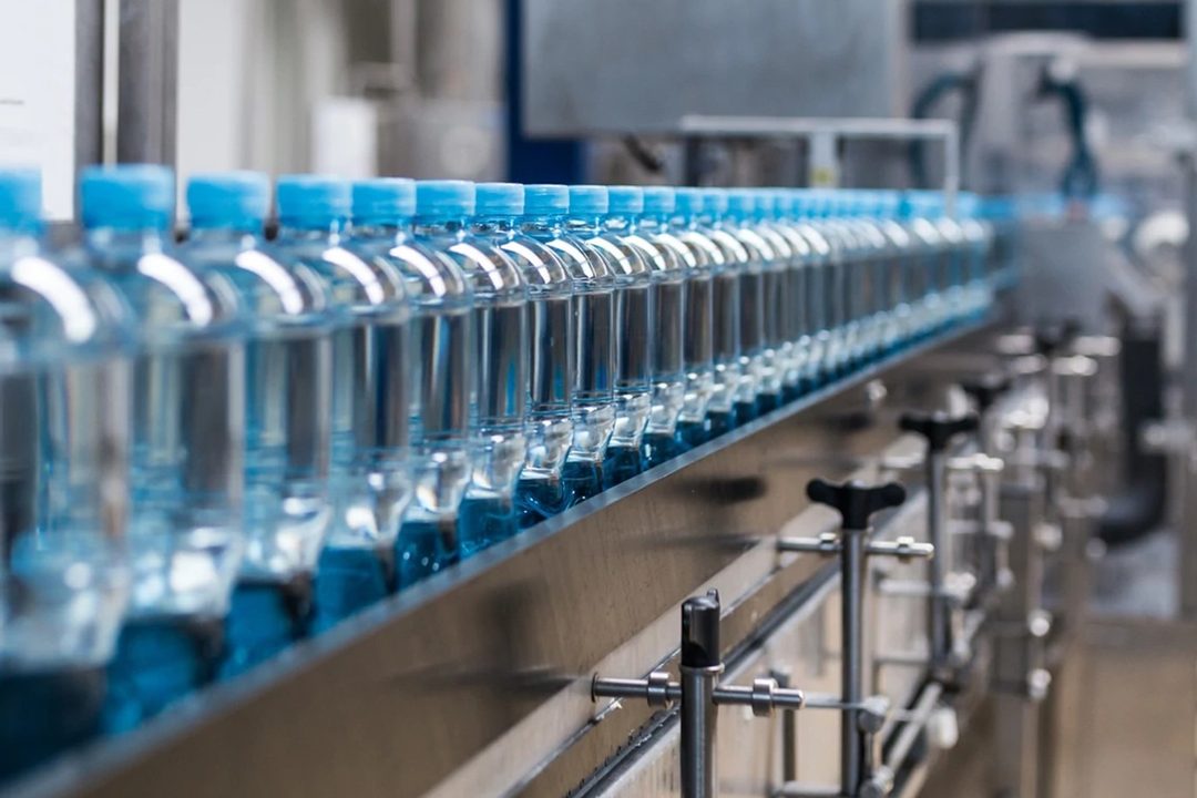 Transport butelek PET. Przenośnik z prowadnicami bocznymi (igus, branża napojów)