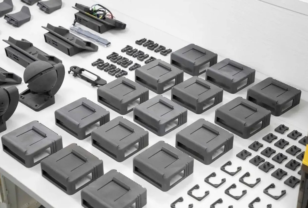 Seria gotowych części produkcyjnych z druku 3D na jednej platformie