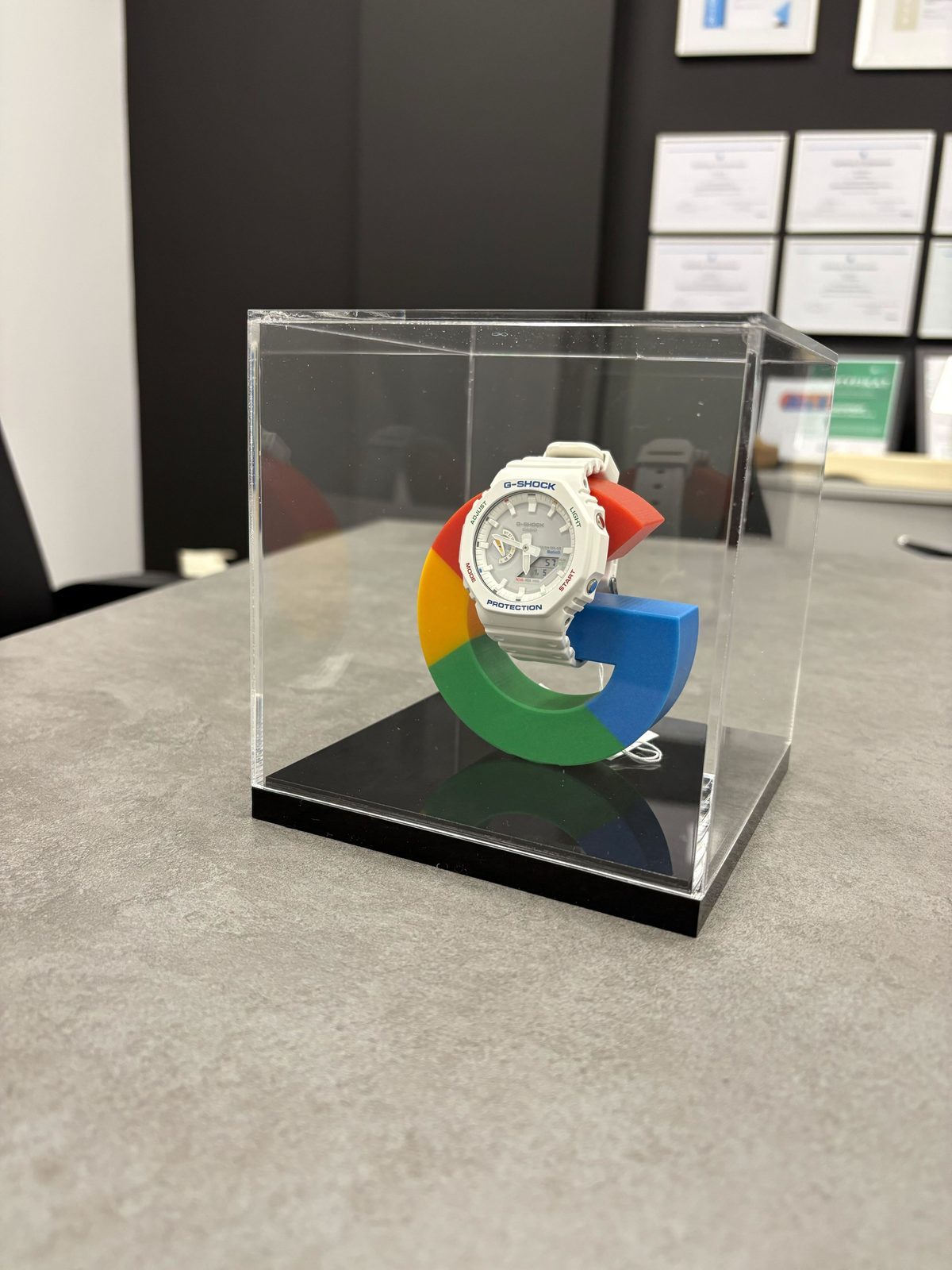 Statuetka Google z zegarkiem G-Shock w gablocie