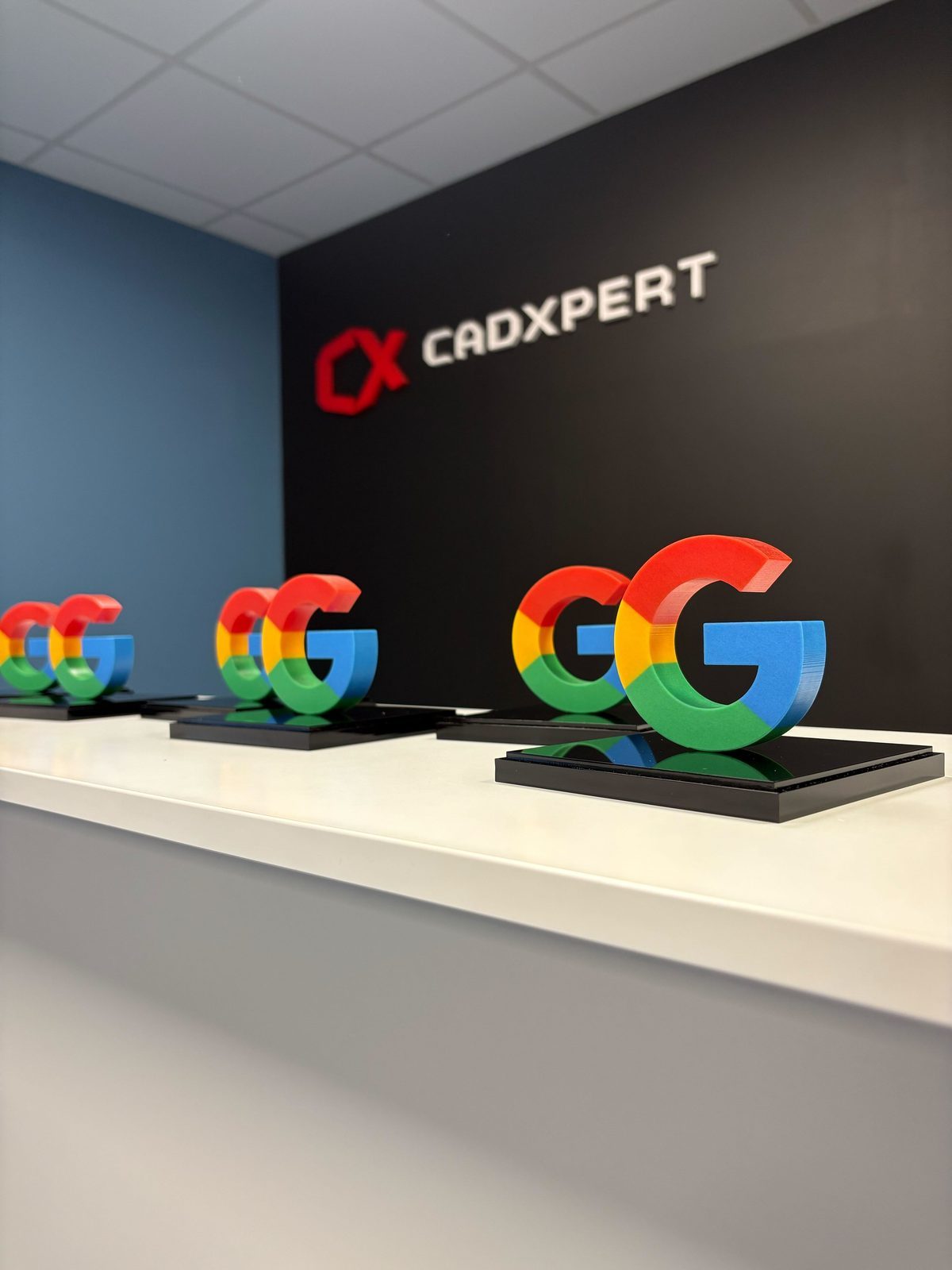 Statuetki Google przed wysyłką w studio Cadxpert