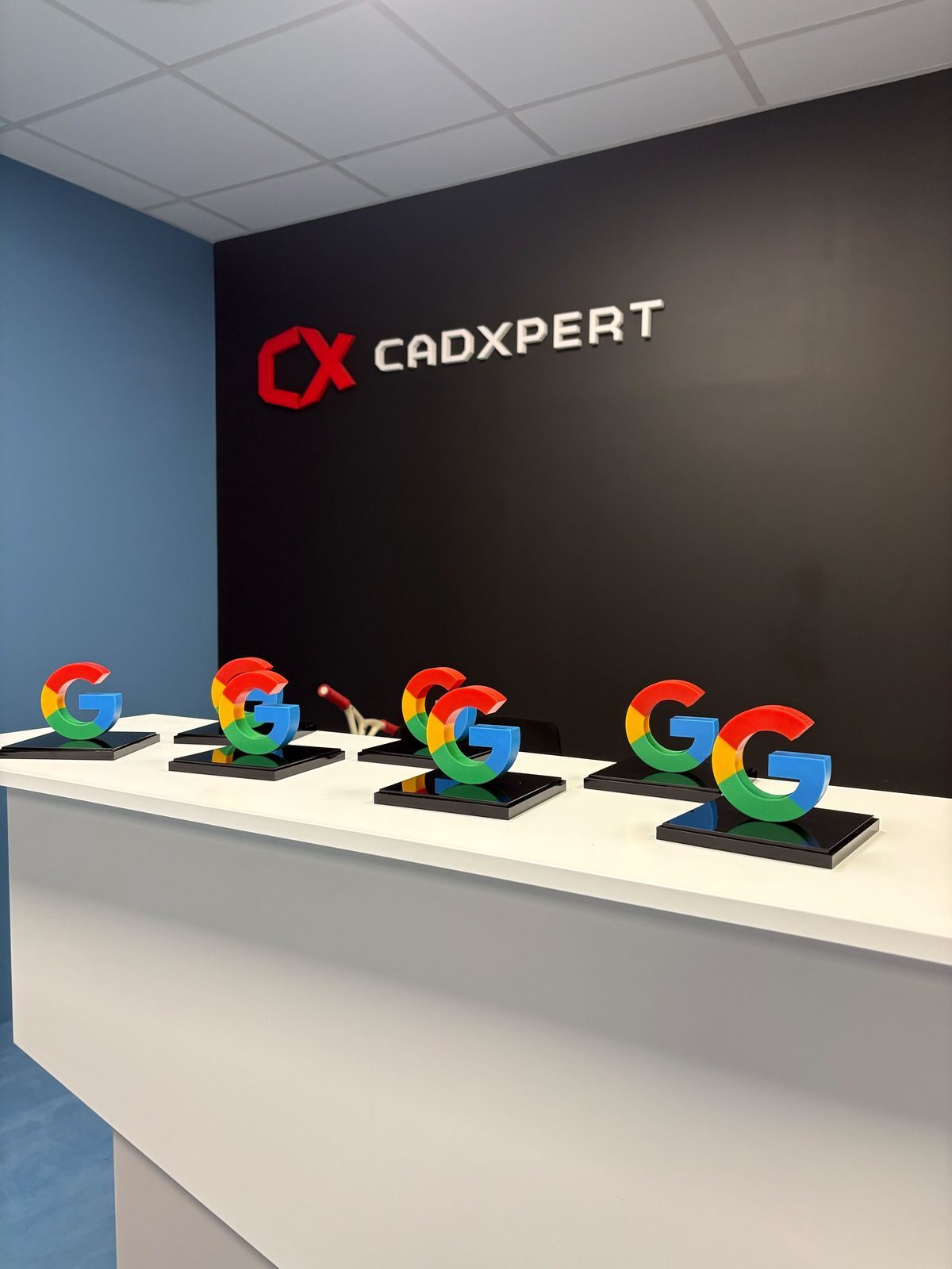 Seria statuetek Google na recepcji
