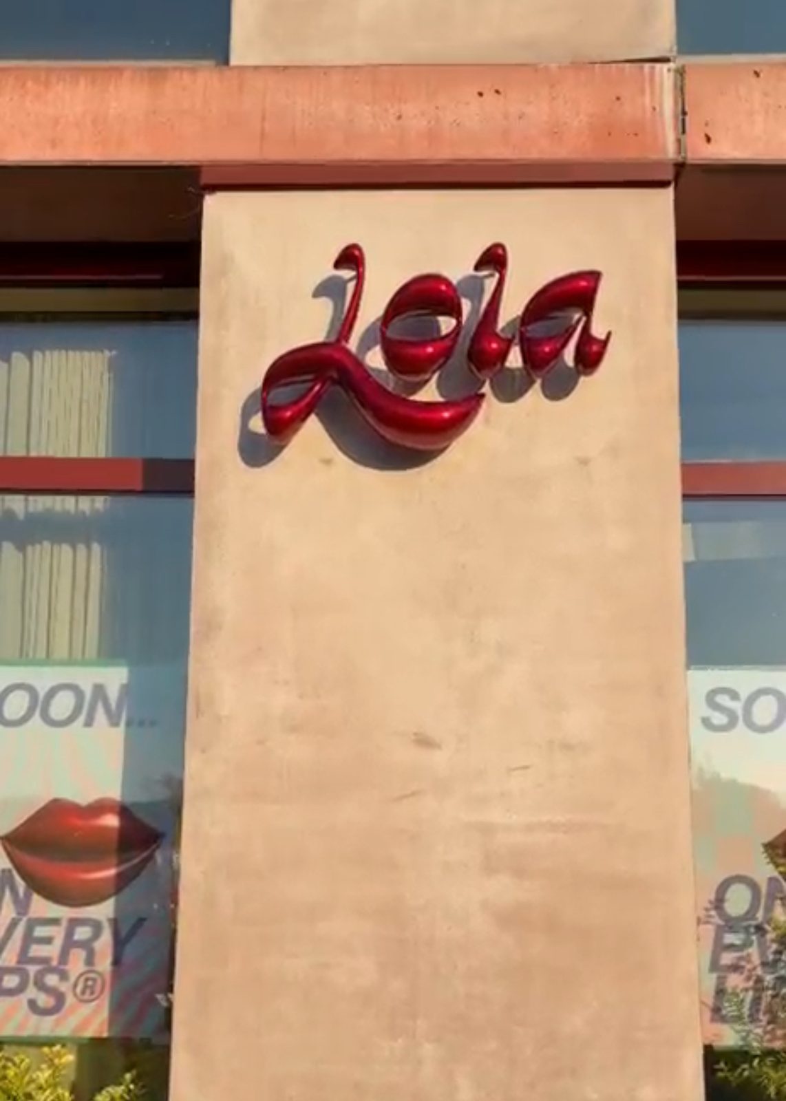 Logo 3D zamontowane na elewacji pizzerii Lola w Krakowie