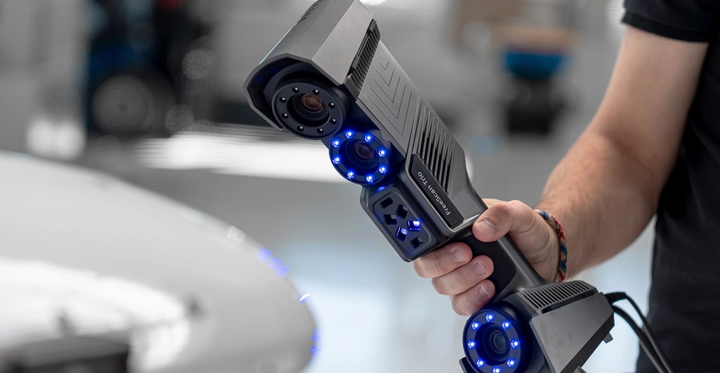 Ręczny skaner 3D podczas pracy przy komponencie